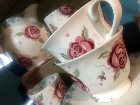 rose_and_bee_teacups