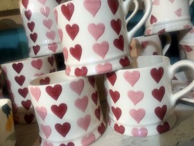 stacked_hearts_mugs